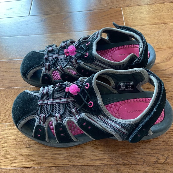 Women’s Lands End Water Repellent closed toe Sandals. Size 8B - Picture 2 of 4